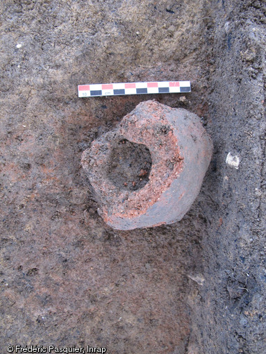 Vue de détail du fragment d'évent retrouvé dans le bas-fourneau, VIIe-VIIIe s. de notre ère, Barrou (Indre-et-Loire), 2012.Cet objet fait partie du dispositif de ventilation à l'entrée de la cuve.