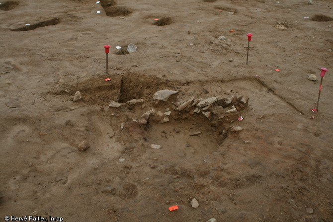 Traces d'un foyer situé à l'intérieur d'un bâtiment sur poteaux, vers 1000 avant notre ère, Caudan (Morbihan), 2013.
