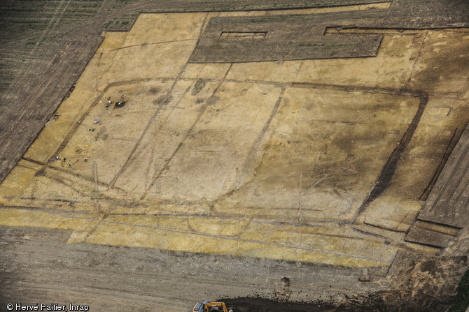 Vue aérienne de l'enclos du haut Moyen Âge, VIe-IXe s., Caudan (Morbihan), 2013.La ferme se développe sur près de 5300 m2. Elle est entourée de puissants fossés.