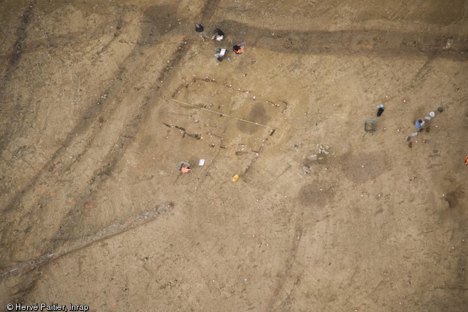 Vue aérienne de l'un des bâtiments de la ferme médiévale construit sur sablière basse, VIe-IXe s., Caudan (Morbihan), 2013.