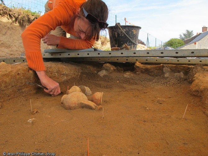 Sépulture en cours de fouille, Esvres (Indre-et-Loire), 2013.Les bâtonnets indiquent la présence de clous, témoins de l'architecture interne de la tombe.