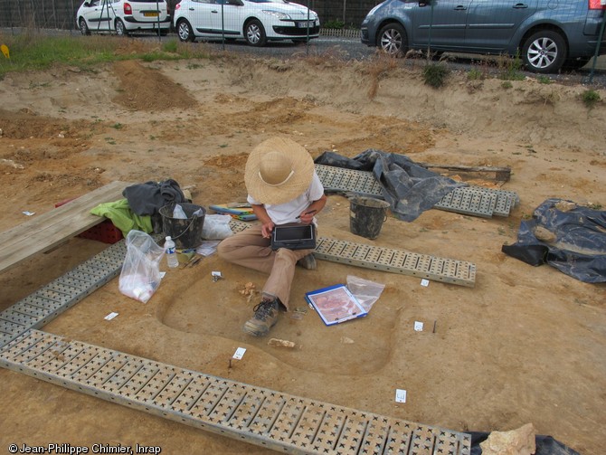 Enregistrement et démontage d'une sépulture, Esvres (Indre-et-Loire), 2013.