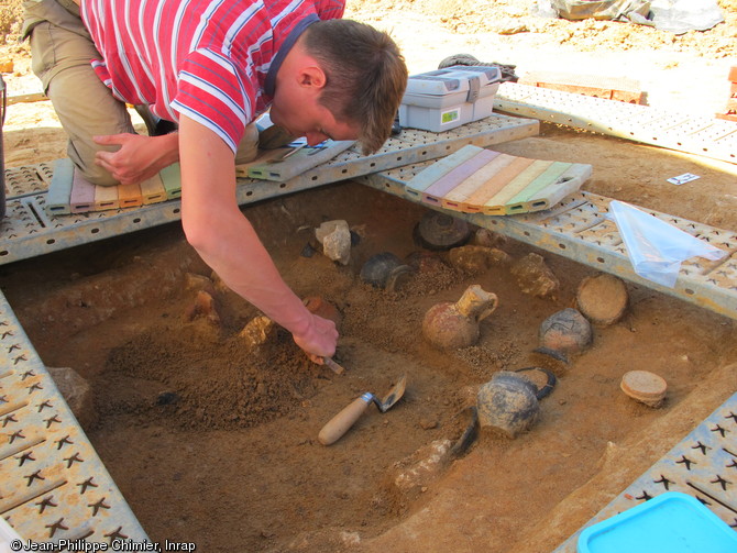 Sépulture en cours de fouille, Esvres (Indre-et-Loire), 2013.L'opération a permis d'étudier l'ensemble funéraire le plus récent de la nécropole, utilisé jusqu'au IIe s. de notre ère.    