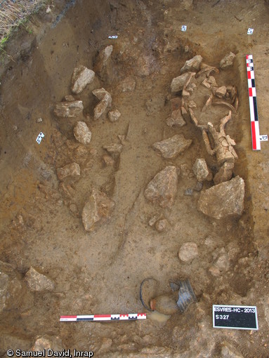 Vue générale de la sépulture 327 de la nécropole de la  Haute-Cour  à Esvres (Indre-et-Loire), 2013.L'amphore visible à droite de la photo est une amphore à vin de type Pascual 1 importée de la province romaine de Tarraconaise.