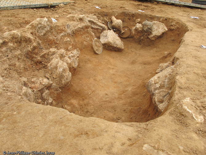 Vue générale de la sépulture 325 de la nécropole de la  Haute-Cour  à Esvres (Indre-et-Loire), 2013.Les poteries ont été déposées sur des supports réalisés en matériaux périssables, peut-être des étagères, et ont basculé dans la tombe lors de la décomposition de ces dernières.