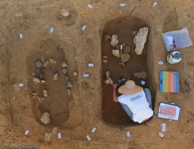 Vue zénithale de deux sépultures de la nécropole de la  Haute-Cour  à Esvres (Indre-et-Loire), 2013.Les objets déposés dans la sépulture de droite sont en cours de prélèvement.