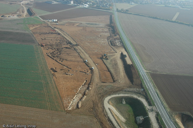 Vue aérienne du site des Hyebles en cours de décapage, IVe-IIIe s. avant notre ère, Ymonville (Eure-et-Loir), 2010.Les premières traces d'occupation du site remontent au Ve s. avant notre ère mais à partir du IVe s. un vaste ensemble structuré par une enceinte et un réseau de fossés se met en place.