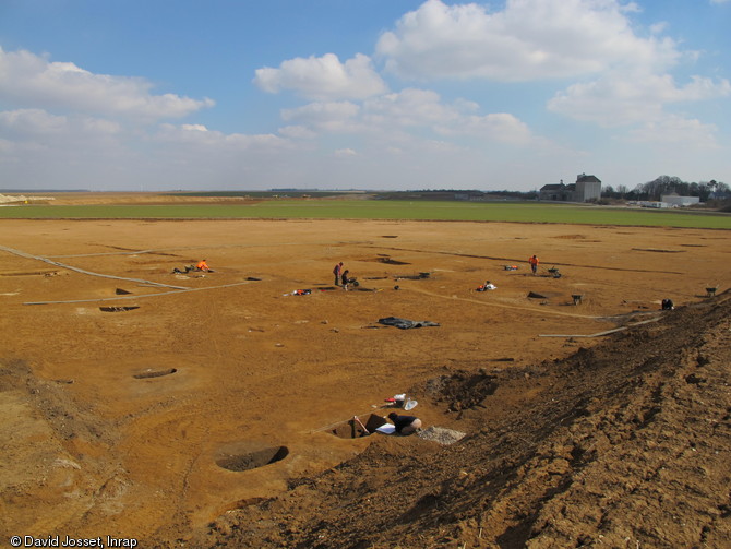 Vue générale du secteur sud du site des Hyebles à Ymonville (Eure-et-Loir), 2010.Ce secteur est découpé par un ensemble de fossés qui délimitent des modules rectangulaires dotés d'un système de circulation complexe.