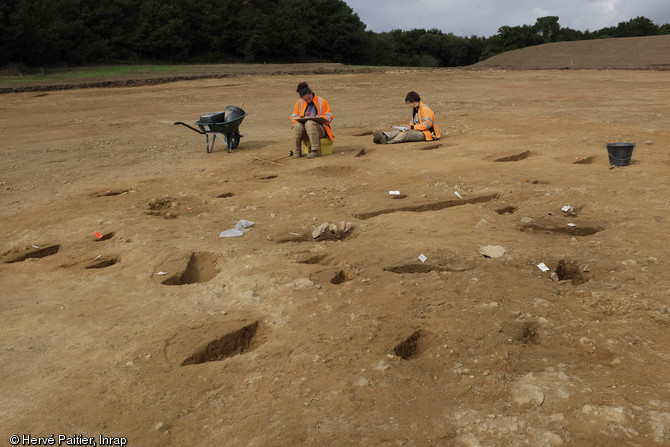 Relevés en cours sur le site de l'âge du Bronze de Caudan (Morbihan), vers 1000 avant notre ère, 2013.