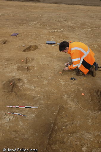 Relevé de trous de poteaux sur le site de l'âge du Bronze de Caudan (Morbihan), vers 1000 avant notre ère, 2013.Cette opération permet de tracer le plan des différents bâtiments du site.
