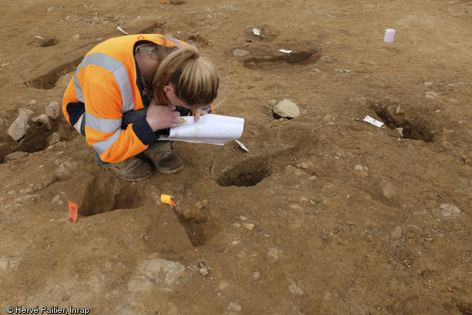 Relevé de trous de poteaux sur le site de l'âge du Bronze de Caudan (Morbihan), vers 1000 avant notre ère, 2013.