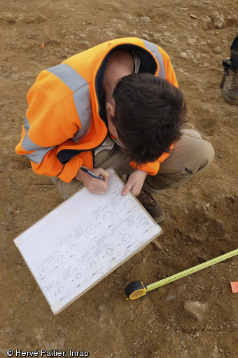 Relevé de trous de poteaux sur le site de l'âge du Bronze de Caudan (Morbihan), vers 1000 avant notre ère, 2013.