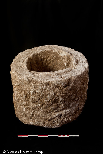 Urne cinéraire en calcaire destinée à contenir des restes osseux provenant du  Chemin de la Couture  à Saint-Marcel (Indre), période antique, 2007.Des exemples similaires sont attestés dans la nécropole dite du  Champ de l'Image , située à une trentaine de mètres plus au sud.  