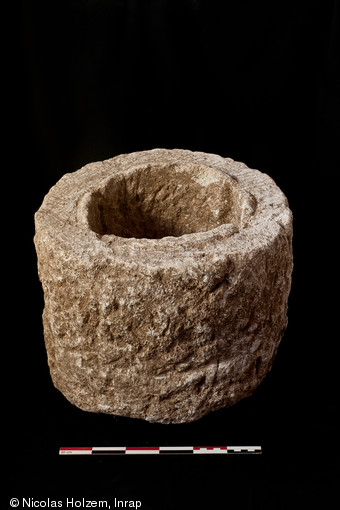 Urne cinéraire en calcaire destinée à contenir des restes osseux provenant du Chemin de la Couture à Saint-Marcel (Indre), période antique, 2007.Des exemples similaires sont attestés dans la nécropole dite du Champ de l'Image , située à une trentaine de mètres plus au sud.