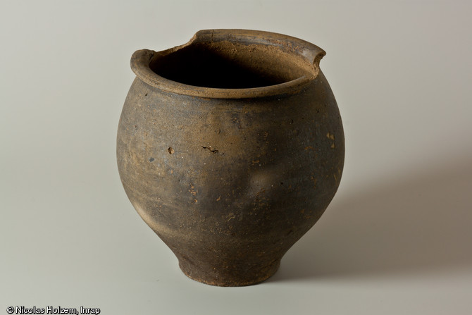 Pot à cuire en céramique commune sombre utilisée comme urne cinéraire, courant du Ier s. de notre ère, Saint-Marcel (Indre), 2007.