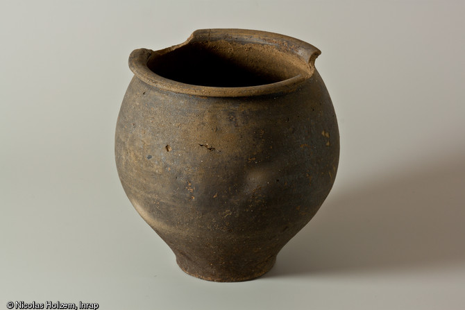 Pot à cuire en céramique commune sombre utilisée comme urne cinéraire, courant du Ier s. de notre ère, Saint-Marcel (Indre), 2007.