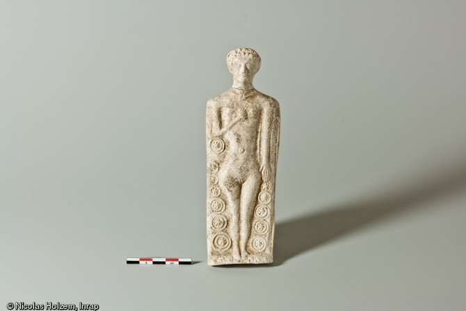 Figurine en terre blanche représentant Vénus, produite à Rennes et ses environs et datée entre le 2e et le 3e quart du Ier s. de notre ère, Saint-Marcel (Indre), 2007.