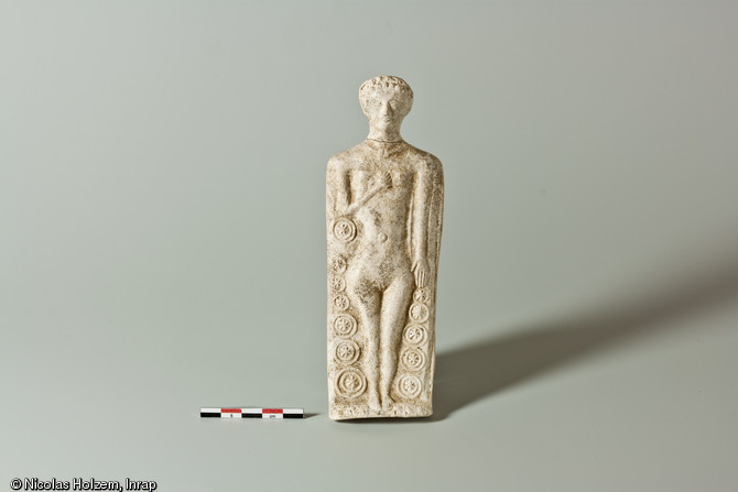 Figurine en terre blanche représentant Vénus, produite à Rennes et ses environs et datée entre le 2e et le 3e quart du Ier s. de notre ère, Saint-Marcel (Indre), 2007.