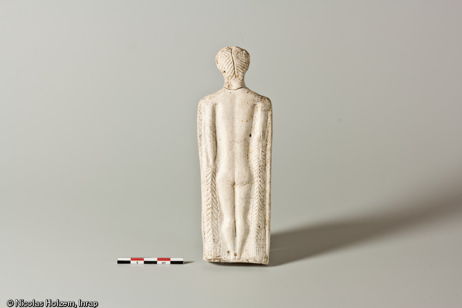 Figurine en terre blanche représentant Vénus, produite à Rennes et ses environs et datée entre le 2e et le 3e quart du Ier s. de notre ère, Saint-Marcel (Indre), 2007.