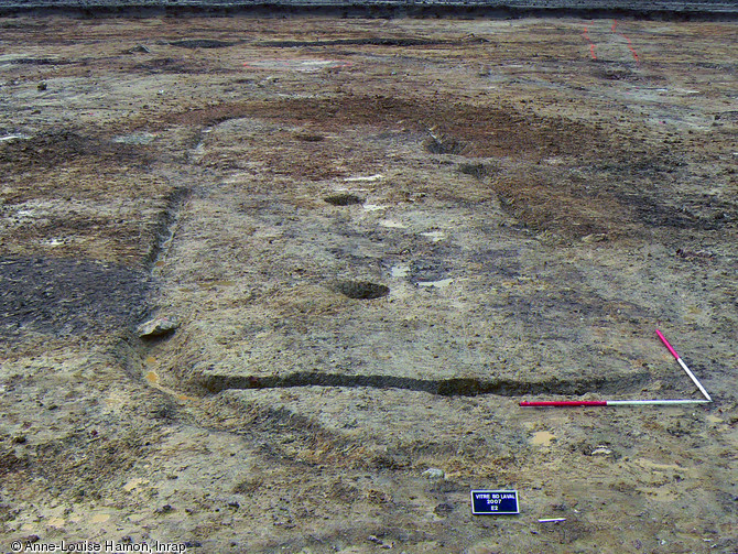 Bâtiment à fondations sur tranchées, IIIe s. avant notre ère, Vitré (Ille-et-Vilaine), 2007.Trois poteaux centraux permettent la mise en place d'une solide couverture. Il s'agit d'un des plus anciens bâtiments de la ferme.
