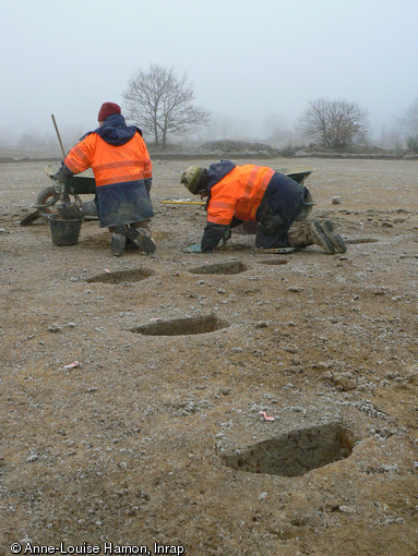 Fouille d'une série de trous de poteaux, ferme gauloise de Vitré (Ille-et-Vilaine), IIe-Ier s. avant notre ère, 2007.
