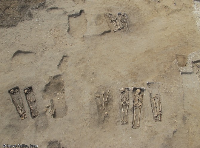 Secteur d'un cimetière médiéval en cours de fouille, VIIe-Xe s., Val-de-Reuil (Eure), 2012.Près de 230 sépultures d'adultes et d'enfants y ont été mis au jour.