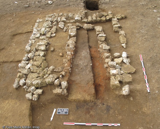 Four ou séchoir du Bas-Empire aménagé dans l'une des pièces principales d'un bâtiment résidentiel du Haut-Empire après son abandon, Val-de-Reuil (Eure), 2012.