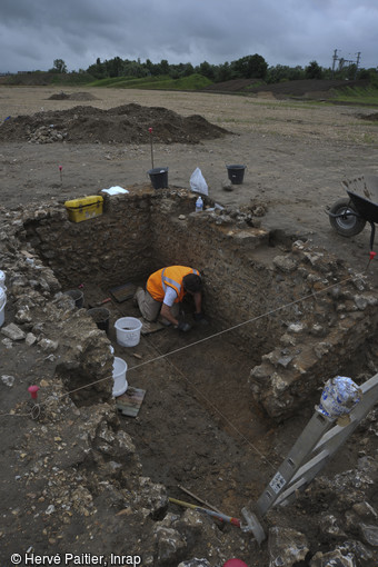 Cave du Ier s. de notre ère en cours de fouille, Val-de-Reuil (Eure), 2012. Cette cave prouve l'existence d'au moins deux grandes phases bâties au Haut-Empire sur le site du Chemin du Bosquet.