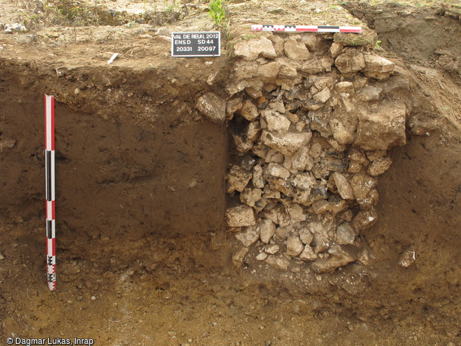 Aperçu des fondations d'un bâtiment résidentiel gallo-romain, Ier-IVe s. de notre ère, Val-de-Reuil (Eure), 2012.Deux assises de moellons calcaires liés au mortier reposent sur un blocage composé de blocs de silex et de craie.