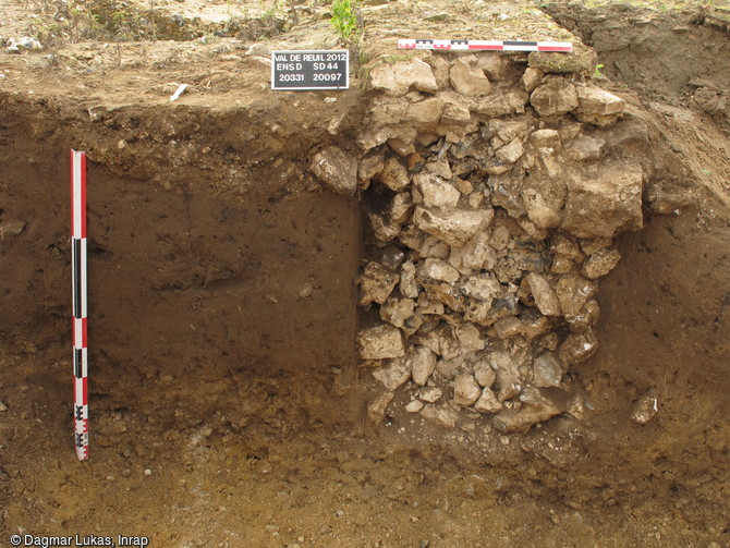 Aperçu des fondations d'un bâtiment résidentiel gallo-romain, Ier-IVe s. de notre ère, Val-de-Reuil (Eure), 2012.Deux assises de moellons calcaires liés au mortier reposent sur un blocage composé de blocs de silex et de craie.