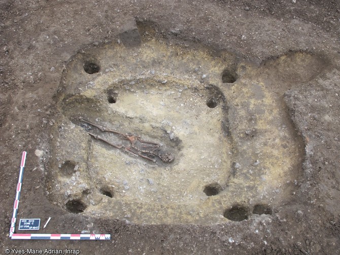 Inhumation de la seconde moitié du VIIe s. recoupant un fond de cabane ou cellier mérovingien, Val-de-Reuil (Eure), 2012.La sépulture est elle-même recoupée par un autre fond de cabane, celui-ci postérieur.