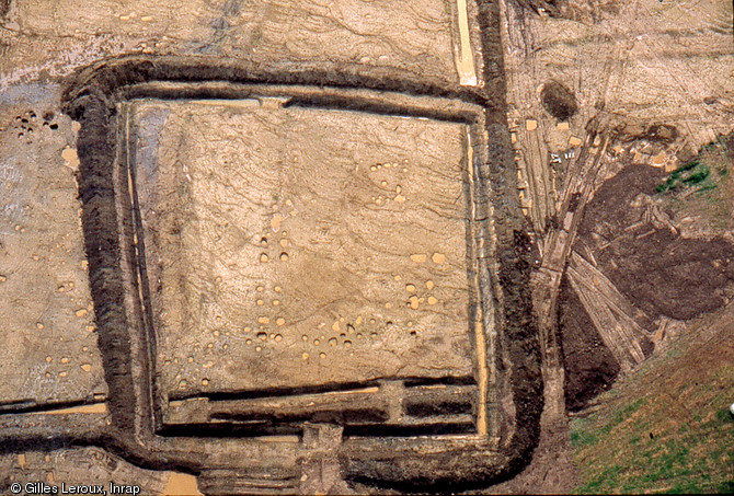Vue zénithale de l'enclos délimitant l'établissement gallo-romain, Ier s. avant notre ère - Ier s. de notre ère, Laniscat (Côtes-d'Armor), 2007.