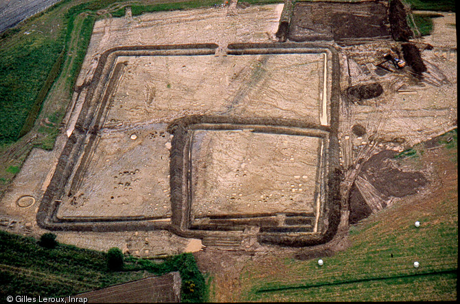 Vue aérienne du site de Rosquelfen à Laniscat (Côtes-d'Armor), 2007.Une grande ferme gauloise entourée d'un large fossé délimitant une superficie de 7500 m2 est construite vers le milieu du IIIe s. avant notre ère. Peu après la conquête romaine, un établissement gallo-romain de plus petites dimensions, 1850 m2 au sol, s'implante dans l'emprise de l'ancienne ferme.