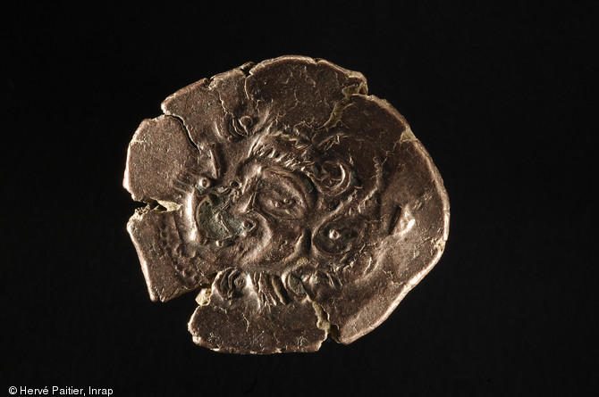 Quart de statère gaulois du trésor monétaire de Laniscat (Côtes-d'Armor), 75-50 avant notre ère, 2007.