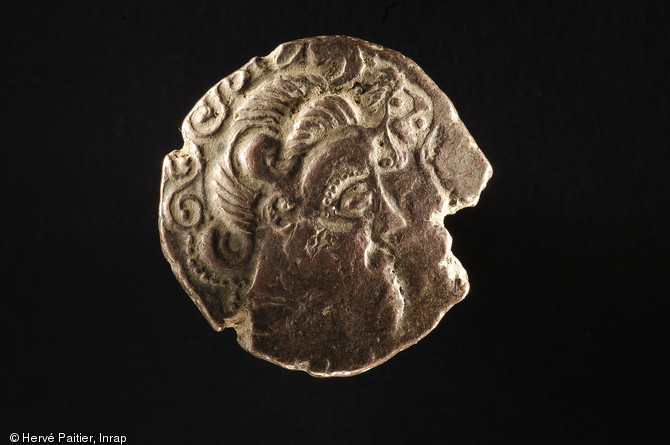 Quart de statère gaulois du trésor monétaire de Laniscat (Côtes-d'Armor), 75-50 avant notre ère, 2007.