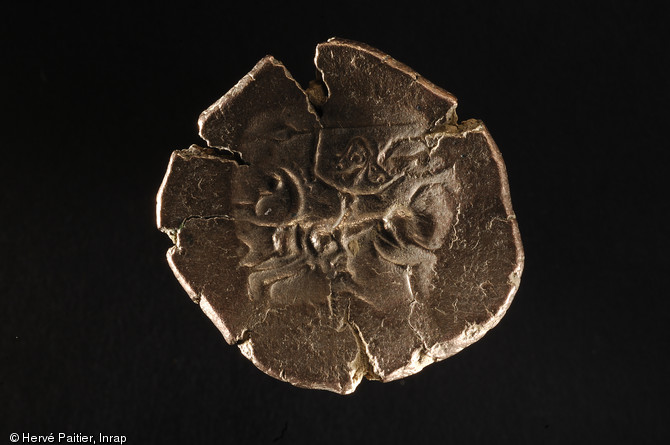 Quart de statère gaulois figurant un cavalier, 75-50 avant notre ère, trésor monétaire de Laniscat (Côtes-d'Armor), 2007.Les quelques 545 monnaies retrouvées sur le site ont toutes été frappées par le pouvoir osisme.