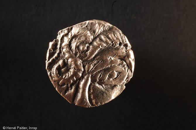 Quart de statère gaulois du trésor monétaire de Laniscat (Côtes-d'Armor), 75-50 avant notre ère, 2007.Le trésor, composé de 545 monnaies en électrum, représente une fortune considérable pour l'époque et amène à reconsidérer l'importance des Osismes dans la péninsule bretonne.