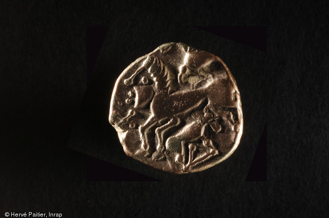 Quart de statère gaulois figurant un cheval androcéphale, trésor monétaire de Laniscat (Côtes-d'Armor), 75-50 avant notre ère, 2007.