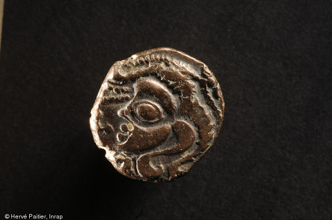 Quart de statère gaulois, 75-50 avant notre ère, trésor monétaire de Laniscat (Côtes-d'Armor), 2007.
