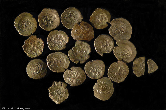 Statères en électrum du trésor de Laniscat (Côtes-d'Armor), 75-50 avant notre ère, 2007.Les monnaies ont été retrouvées éparpillées sur 200 m2 par les récentes mises en culture, mais leur état de conservation est excellent.
