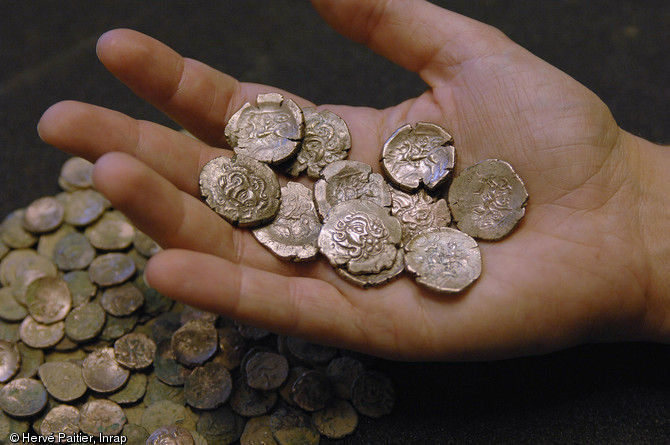 Statères gaulois en électrum du trésor de Laniscat (Côtes-d'Armor), 75-50 avant notre ère, 2007.Au total, 545 monnaies d'électrum (alliage d'or et d'argent) ont été mises au jour : 58 statères et 487 quarts de statères.