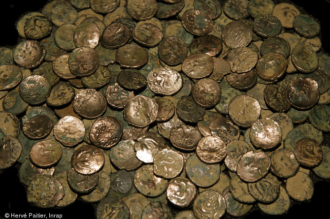 Trésor monétaire de Laniscat (Côtes-d'Armor), 75-50 avant notre ère, 2007.Il s'agit du plus important ensemble de monnaies gauloises jamais mis au jour en Bretagne.