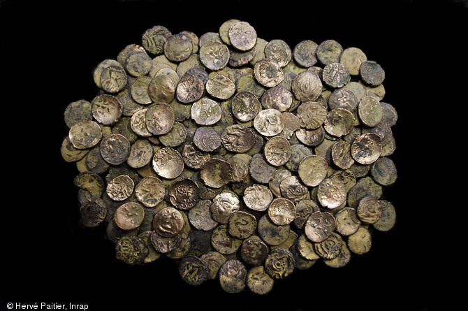 Trésor monétaire de Laniscat (Côtes-d'Armor), 75-50 avant notre ère, 2007.Il s'agit du plus important ensemble de monnaies gauloises jamais mis au jour en Bretagne.