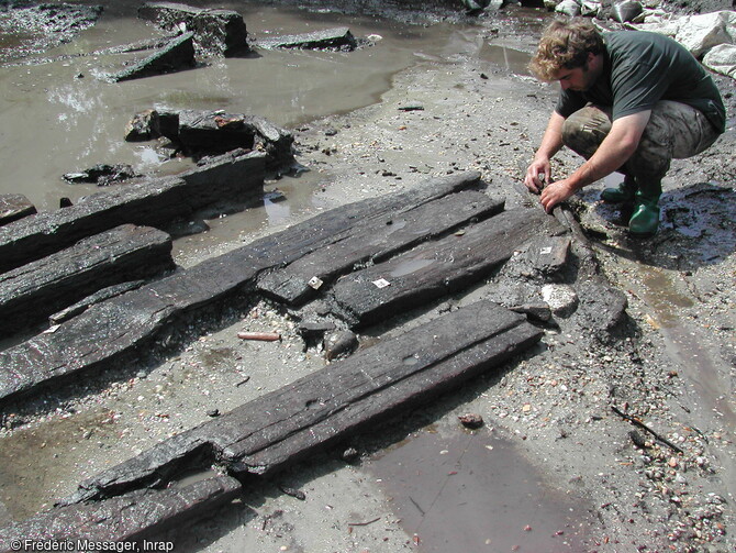 Éléments de construction réutilisés en 1018 pour la réparation du platelage d'une passerelle construite en 995 et effondrée dans le fossé d'enceinte, Pineuilh (Gironde), 2003.