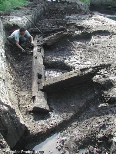 Sablière basse et montants d'une passerelle en chêne construite en 1043, avec assemblages par tenons et mortaises, Pineuilh (Gironde), 2003. Des constructions similaires sont observables pour accéder aux mottes figurées sur la tapisserie de Bayeux (fin XIe s.).