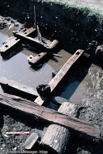 Sur le rebord méridional de l'enceinte, différents états d'une passerelle en bois avec assemblages par tenons et mortaises, fin du XIe - début du XIIe  s., Pineuilh (Gironde), 2003.