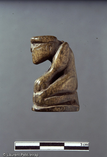 Pion d'un jeu d'échecs en os, seconde moitié du XIe s., Pineuilh (Gironde), 2003. Comptant parmi les plus anciens exemplaires connus, cette pièce figurative témoigne d'un statut social élevé.