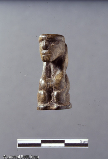 Pion d'un jeu d'échecs en os, seconde moitié du XIe s., Pineuilh (Gironde), 2003. Comptant parmi les plus anciens exemplaires connus, cette pièce figurative témoigne d'un statut social élevé.