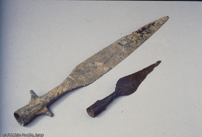 Pointes de lance d'estoc (à gauche) et de javeline (à droite), seconde moitié du XIe s., Pineuilh (Gironde), 2003. Les nombreuses pièces d'armement découvertes sur le site témoignent du statut de chevalier de son occupant.