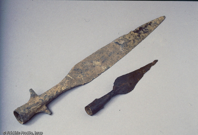 Pointes de lance d'estoc (à gauche) et de javeline (à droite), seconde moitié du XIe s., Pineuilh (Gironde), 2003. Les nombreuses pièces d'armement découvertes sur le site témoignent du statut de chevalier de son occupant.